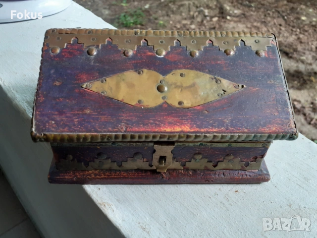 Страхотна дървена кутия за бижута с месингов обков ковчеже