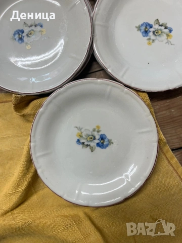 Видински десертни чинийки с едни от най-харесваните цветенца за декорация. 6 бр десертни чинийки-17 , снимка 2 - Сервизи - 53236645