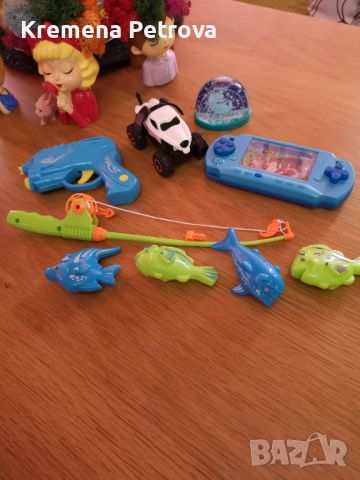 Лот играчки: кола, снежно кълбо с динозавър, игра с рингове-вода, пистолет играчка, въдица с магнитн, снимка 1 - Други - 45058647