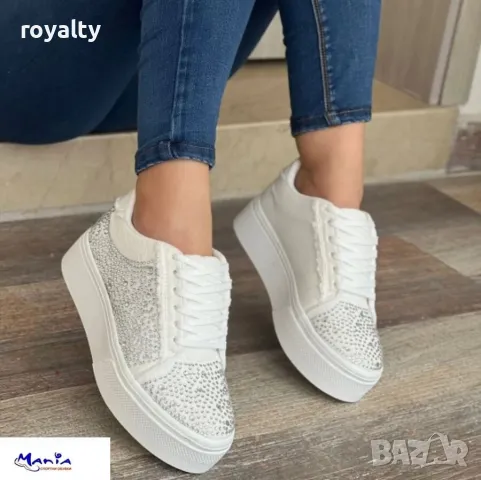 Бели спортни обувки с камъни