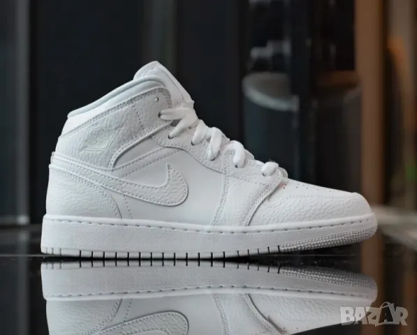 Air Jordan 1 Mid – Triple White  номер 36-36,5 оригинални маратонки , снимка 4 - Маратонки - 48870526