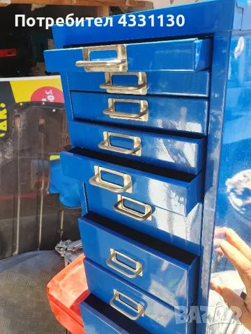 метален шкаф с чекмеджета