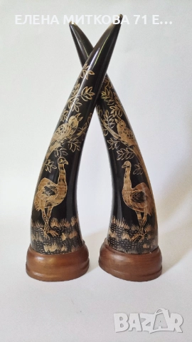 За декорация- двойка ръчно резбовани рогове на дървена поставка