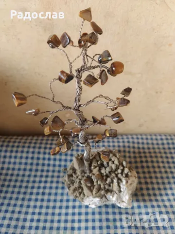 декоративно дърво с полускъпоценни камъни 