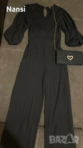 Уникален гащеризон на BERSHKA с актуални широки крачоли