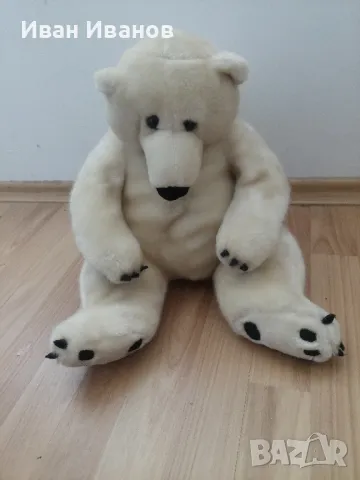 Голяма бяла плюшена мечка