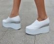 Обувки на платформа - бяла кожа и брокат - VBR90, снимка 1