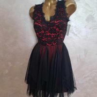 М Черна дантелена рокля с червена подплата , снимка 1 - Рокли - 45261447