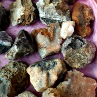 Кутия с минерали за ценители произход България ,регион Родопите, снимка 2 - Колекции - 46041986