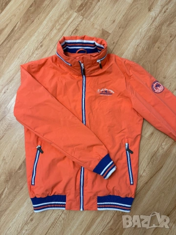 Дамско спортно яке с качулка против вятър и дъжд