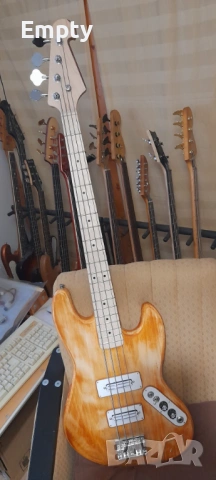 Бас китара с релсови адаптери