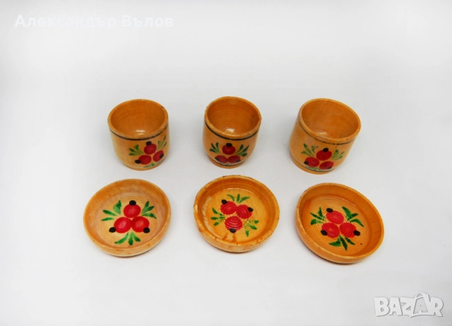 Комплект от Tри Mиниатюрни Дървени Чаши Подложки