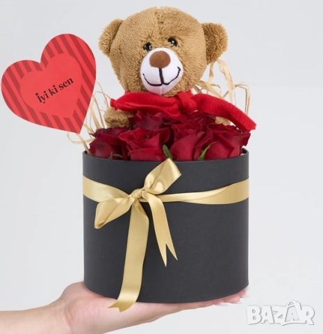 Червени Рози в Черна Кутия с Усмихнато Мече  