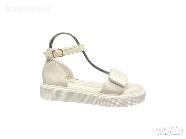 Дамски сандали със затворена пета в бяло 