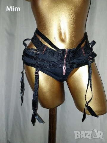 Черен колан с 4 метални жартиери за чорапи 