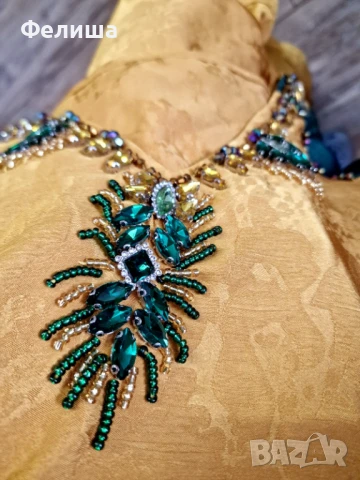 Лимитирана Арабска Жакард Златна Рокля с Инкрустирани Зелени Изумрудени Камъчета и Блестящи Мъниста, снимка 9 - Рокли - 51006223