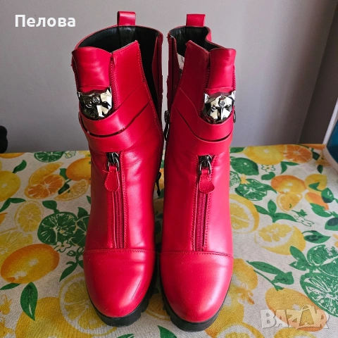 червени боти на платформа