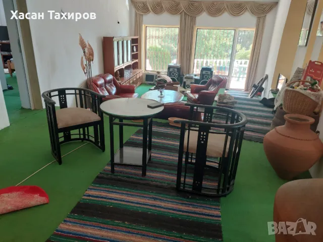 Продавам витрина,кожени фотиоли, дивани,легла,и други много домани мебели пердете, снимка 1 - Дивани и мека мебел - 47183653