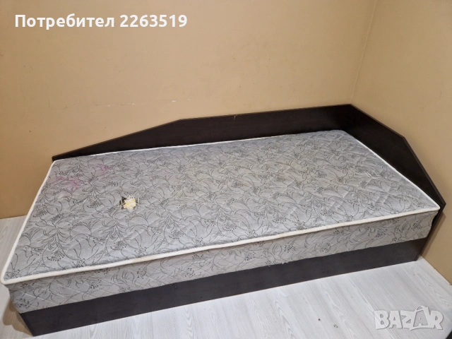 Единични легла и бюро