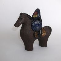 Керамична фигура Викинг на кон, шведска керамика, маркирана за произход, снимка 5 - Статуетки - 45784221