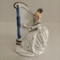 РЯДКА НАХОДКА АНТИЧНА ПОРЦЕЛАНОВА СТАТУЕТКА Vintage Dresden Lace Doll МОМИЧЕТО КОЕТО СВИРИ НА АРФА , снимка 2 - Статуетки - 46189131