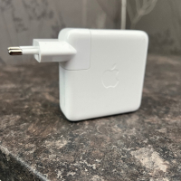 Оригинално зарядно устройство за Apple - 61W USB-C, снимка 1 - Лаптоп аксесоари - 44939123