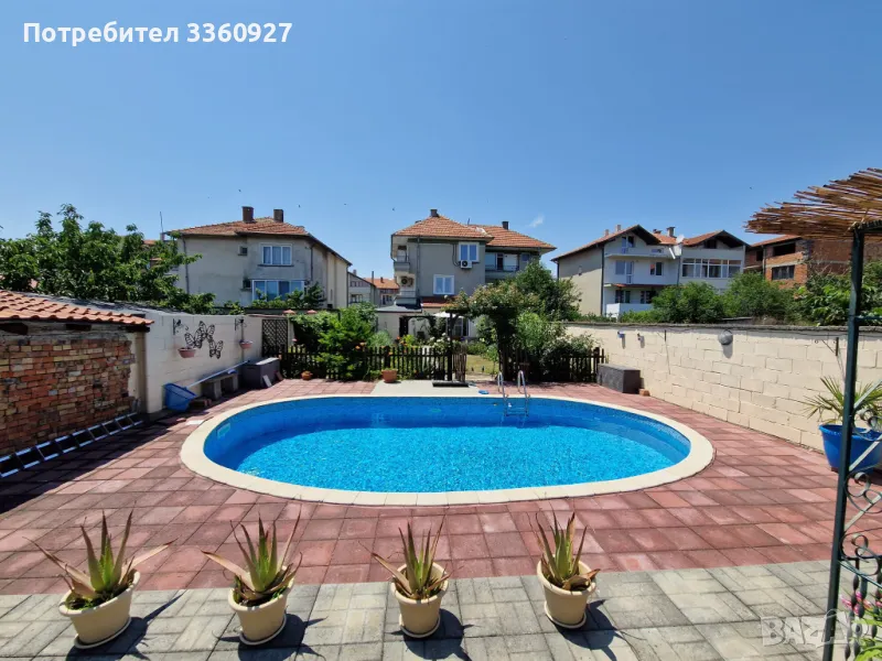 Продавам къща на 3 етажа с двор и басейн в град Ахелой, снимка 1