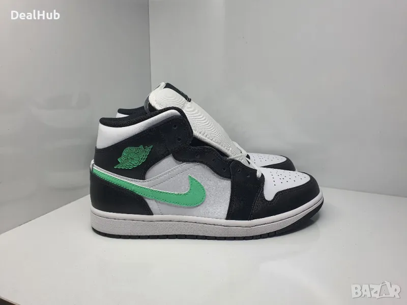 Кецове Nike Air Jordan 1 Mid 

Чисто нови с кутия.

Размер: 42 стелка 26.5 см

Цена: 189лв., снимка 1