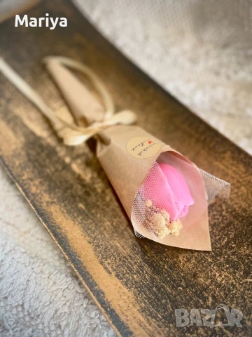 Красив букет с ароматно цвете от восък и крафт хартия  , снимка 4 - Изкуствени цветя - 51279385