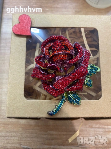 Брошка в кутия