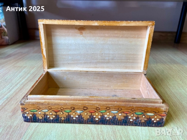 Старинна дървена кутия с ярък народен орнамент