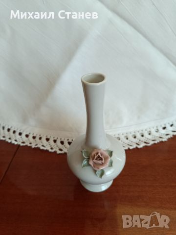 Бяла порцеланова ваза с розичка, снимка 2 - Вази - 46276191