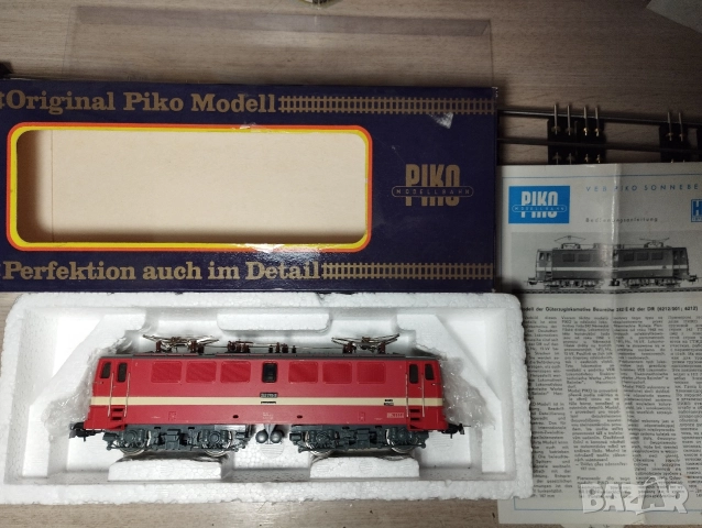 Електрически локомотив Piko BR242 HO 1/87, снимка 9 - Колекции - 52976324
