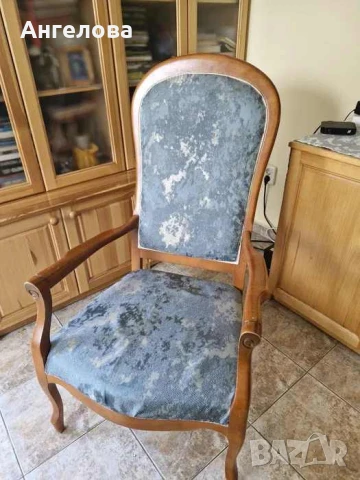 Старинно кресло от дърво с нова тапицерия