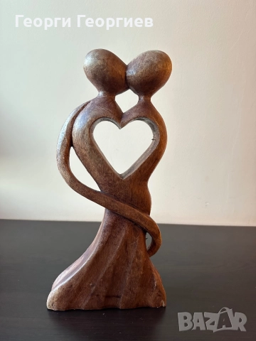 Прекрасна дървена статуетка