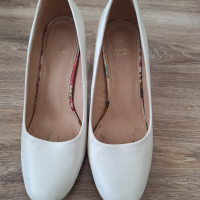 Дамски бели обувки със шарен ток на цветя 39 номер, снимка 3 - Дамски обувки на ток - 45018440