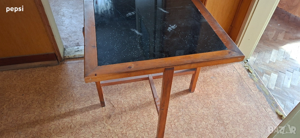 Продавам масичка квадратна със стъкло соц ретро 68x68x64, снимка 1
