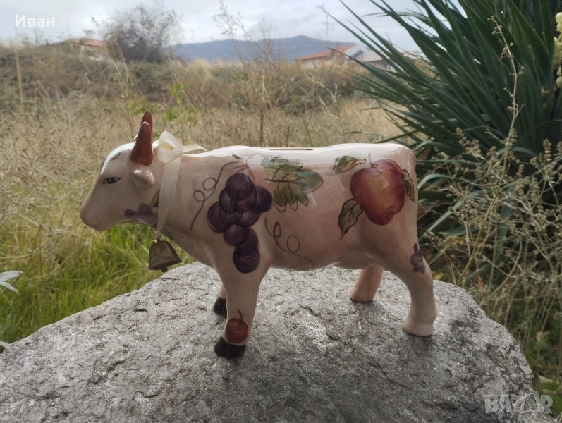 Порцеланова декоративна фигурка на крава-касичка,, снимка 1