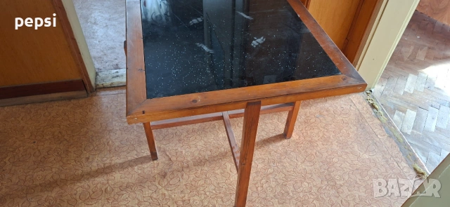 Продавам масичка квадратна със стъкло соц ретро 68x68x64