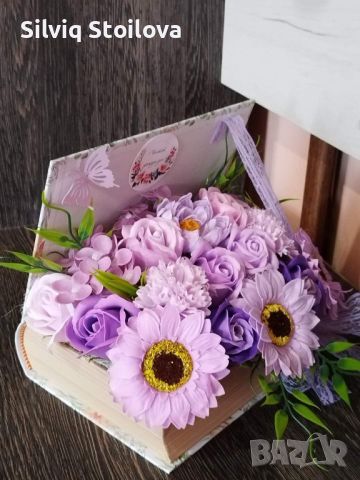 Кутия книги със микс от сапунени цветя изработени от пластичен сапун , снимка 3 - Подаръци за жени - 45495942