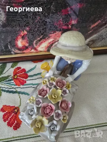 Порцеланова фигура Момче с цветя, снимка 2 - Колекции - 50201314