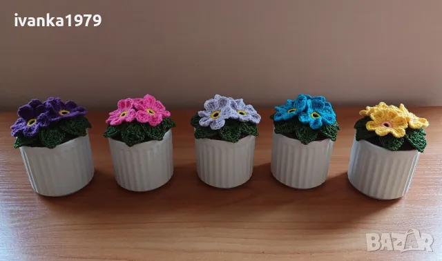 Плетени теменужки в бели кашпи, снимка 3 - Изкуствени цветя - 42061394