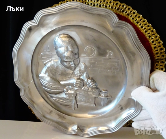 Калаена чиния с картина Плетачката на дантели,600 гр. , снимка 2 - Пана - 52159605