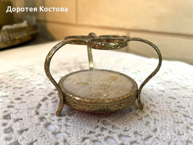 Красива месингова поставка с бродерия за 3 червила от Англия, снимка 4 - Антикварни и старинни предмети - 52839665