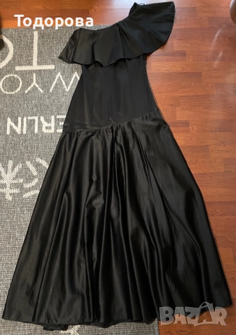 Много стилна официална дълга черна рокля с едно рамо