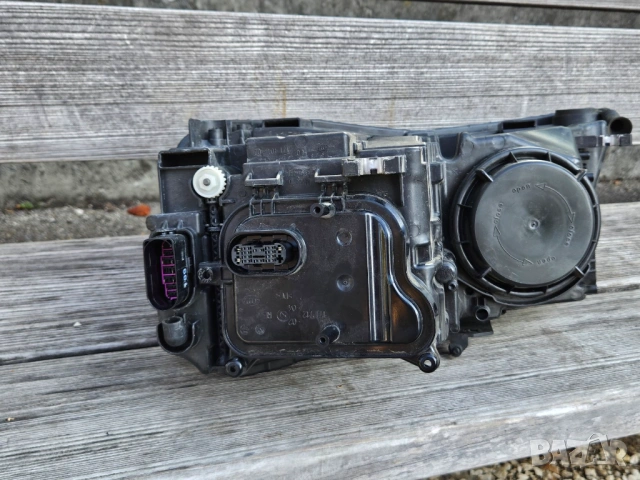 Продавам фар десен пасажерски за Ауди А8