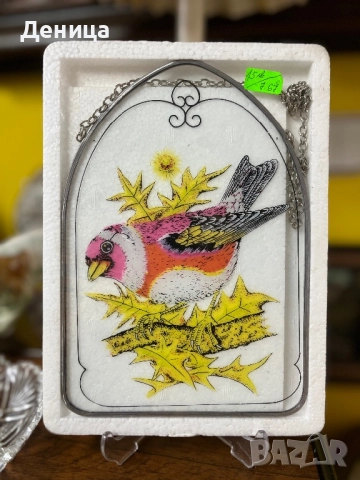 Стъклена рамка с калаен обков  Очарователно пиленце в центъра и метална верижка за окачване.  