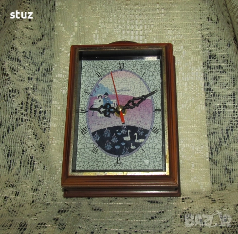 Стенен часовник със скрита кутия за ключове