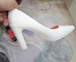 Бели обувки , снимка 1 - Дамски обувки на ток - 46039193