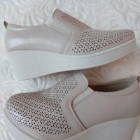 Бежови обувки с перлен ефект, снимка 2 - Дамски ежедневни обувки - 45495276